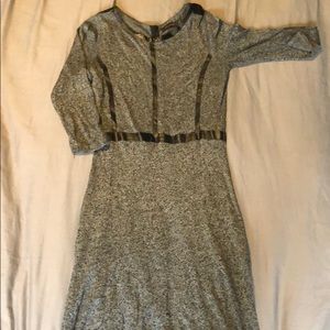 Gray speckled 3/4 length sleeve dress.